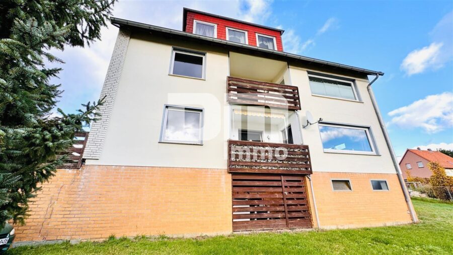 Modernisiertes Dreifamilienhaus + 2 Garagen in idyllischer Lage / großes Grundstück / Panoramablick - Titel Seitenansicht